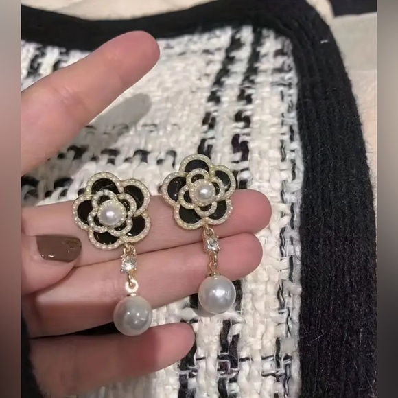 FLOWER WITH DROP PEARLS EARRINGS - Picture 3 of 4